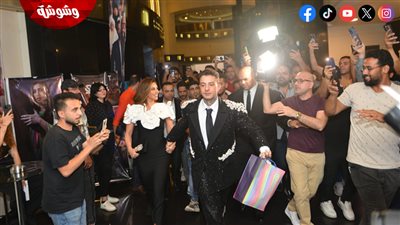 أحمد الفيشاوى يوزع لبان فى العرض الخاص لفيلمه 