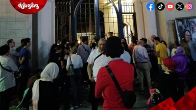 زحام شديد على حفل الشريعى بالمسرح القومى.. والشرطة تتدخل بسبب تعطيل حركة المرور