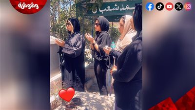 كعادتها كل عام في ذكراه.. بوسى شلبى تزور قبر الساحر محمود عبد العزيز بالإسكندرية