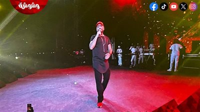 بالفيديو تامر حسنى يبهر الجمهور بطريقة دخوله المسرح فى حفل التجمع 