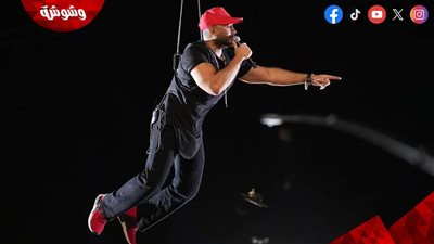 بالفيديو.. تامر حسني: طرت ١٠٠ متر لآخر واحد في الجمهور بحفل التجمع