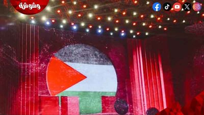 العلم الفلسطيني يُزين حفل الكينج محمد منير في مهرجان العلمين