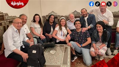 يحيى الفخراني وأسرته في زيارة إلى مسرحية مش روميو وجوليت