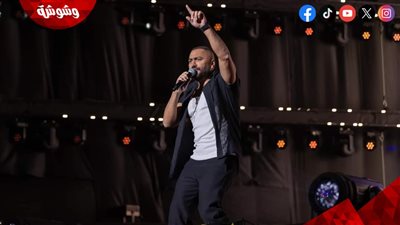 بسبب ملابسه فى حفل الرياض.. جمهور تامر حسني يشبهونه بمايكل جاكسون