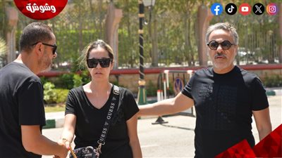 أشرف زكى وخالد جلال وأحمد السعدنى يشيعون جنازة والد زوجة إيهاب فهمى