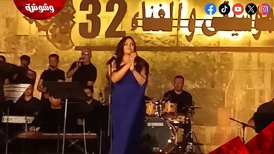 إن راح منك ياعين.. إيمان عبدالغنى تشعل مسرح محكى القلعة (صور)