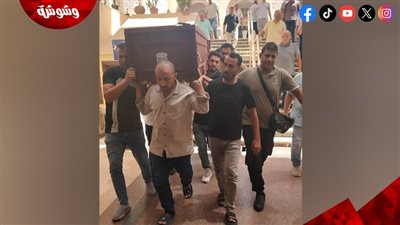 الصحفيين حملوا النعش.. موقف صعب في جنازة عم حسام حبيب