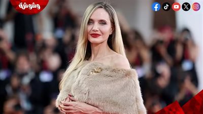 أنچيلينا چولى تدعم مريض على سرير متحرك ذهب لرؤيتها في مهرجان ڤينيسا السينمائى