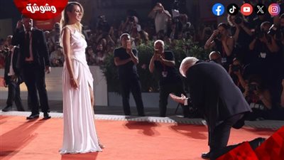 بالصور.. بطل فيلم Pretty Woman ينحني على ركبتيه لزوجته في مهرجان ڤينيسيا