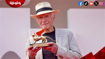 بالصور.. لحظة فوز پيتر وير بجائزة الأسد الذهبي في مهرجان ڤينيسيا