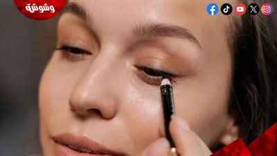 10حيل احترافية سهلة لتثبيت الآيلاينر.. البودرة الشفافة أبرزها 
