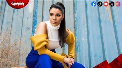 أمينة ترد على منتقدى تصرفها مع أحد العاملين في فرقتها