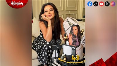 وسط أسرتها.. رضوى الشربيني تحتفل بعيد ميلادها الـ 43