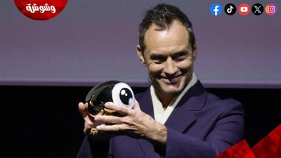 شاهد بالصور.. جود لو يفوز بجائزة في مهرجان زيوريخ السينمائي الدولى