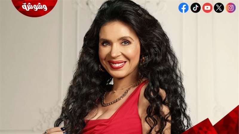 الفنانة دينا