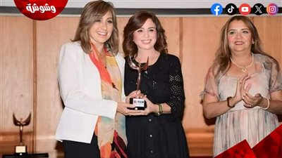 إلهام شاهين تهنىء وزيرة الثقافة السابقة بعد تكريمها من المهرجان الدولي للأفلام القصيرة