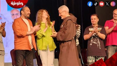 بالصور.. تكريم الأب بطرس دانيال وبوسي شلبي في المؤتمر الصحفي لمسرحية 