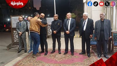 الفنان عمرو القاضي يتلقى العزاء فى والدته.. ومحمود عبد المغني أول الحضور