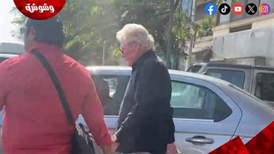 وصول الفنان حسين فهمي لتشييع جنازة شقيقه
