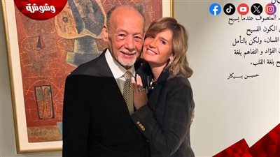 الفن هو روحك يا مبدع.. هنا شيحة تحتفل بمعرض والدها على طريقتها الخاصة