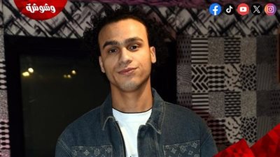 عصفورة الجنة.. الشاعر مصطفى حدوتة يستقبل عزاء طفلته الرضيعة بمسجد الصديق (صور)