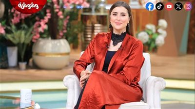  عائشة بن أحمد تخطف الكاميرا بإطلالة بحرية ساحرة