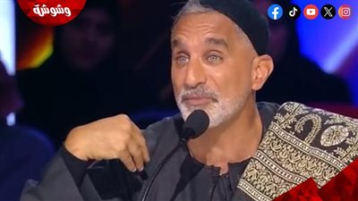باسم يوسف يخطف الأنظار بالجلابية والشال في 