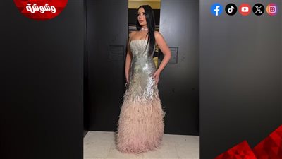 بفستان طويل مُزيّن بالريش.. منى زكي تتألق في افتتاح مهرجان البحر الأحمر
