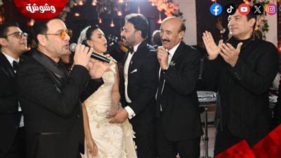 مصطفي قمر يثير الجدل بعد ارتدائه نظارة صفراء.. ما القصة؟