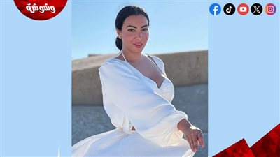 بالصور.. ميرهان حسين تؤدي مناسك العمرة