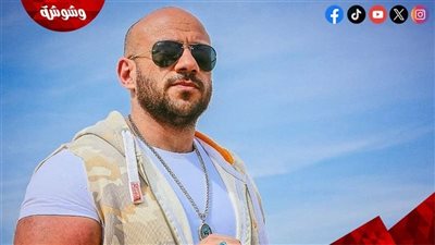 يُطعم الحمام بـ 