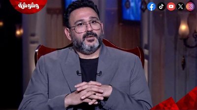 أكرم حسني يروج لأحدث أعماله الغنائية على طريقته الخاصة 