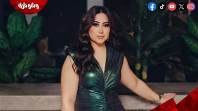 بوسي تخطف الأنظار بإطلالة أنثوية ناعمة 