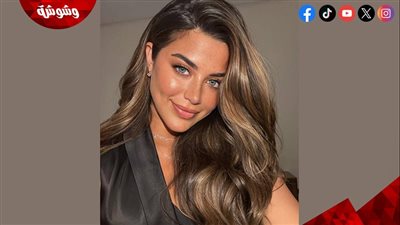 يارا السكري تخطف الأنظار بإطلالة أنيقة بفستان أسود قصير من الستان