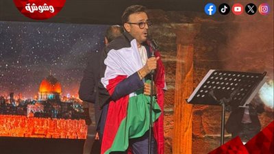 صابر الرباعي يرفع العلم الفلسطيني خلال تكريمه في مهرجان الإذاعة والتلفزيون‎   