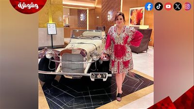 إلهام شاهين تخطف الأنظار بأناقتها أمام سيارة كلاسيكية نادرة