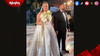 خاص.. تفاصيل فستان مفيدة شيحة وابنتها في حفل الزفاف