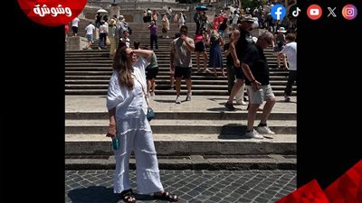 داليا البحيري تتألق بإطلالة صيفية ناعمة في شوارع روما برفقة ابنتها