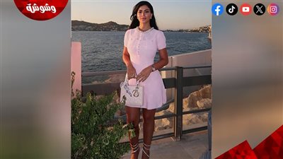 كارولين عزمي تخطف الأنظار بإطلالة ناعمة على البحر
