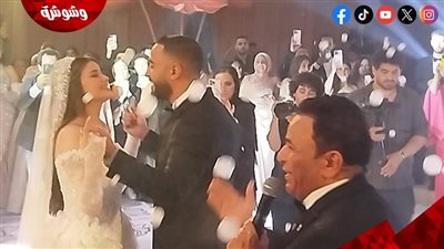 محمد فؤاد يغني “أنا بين إيديك” لابنته وزوجها في حفل زفافهما (صور)‎