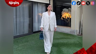 بوسي تبهر متابعيها بإطلالة كاملة باللون الأبيض