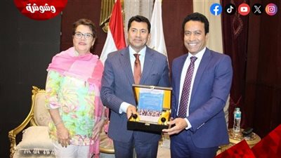 الأمم المتحدة تكرم سامح حسين لجهوده في توعية الشباب ضد الإدمان بمسرحية “سيل”‎