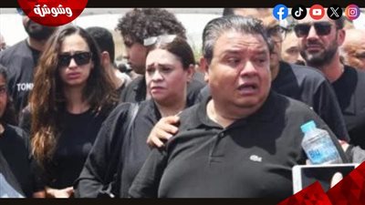 نضال الشافعي وعمرو محمود ياسين في وداع شقيق خالد جلال من مسجد الشرطة‎
