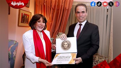 أحمد المسلماني يكرم لبنى عبد العزيز بوسام ماسبيرو للإبداع