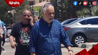 أشرف زكي يتقدم المشيعين في جنازة الفنان سيد صادق