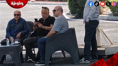 أشرف زكي وخالد جلال في انتظار جثمان الدكتور يحيى عزمي بمسجد الشرطة‎   