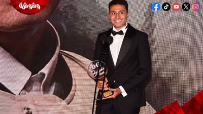 مصطفى عماد يهدي تكريمه بحفل جوائز 