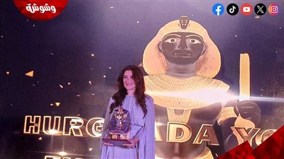قبل تكريمها.. غادة عادل تنهار من البكاء في مهرجان الغردقة لسينما الشباب