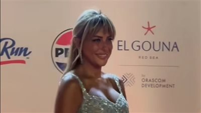 ريم مصطفى تتألق بفستان 