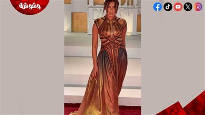 ناهد السباعي تتألق بفستان جلد مموج في مهرجان الجونة 2025